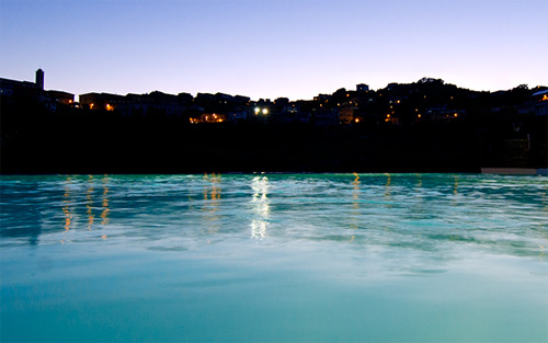 Il borgo di Casal Velino al tramonto visto dalla piscina
